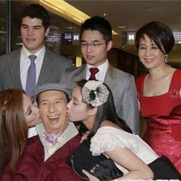 2005年澳门天天开好：19-24-38-16-41-15 T:09